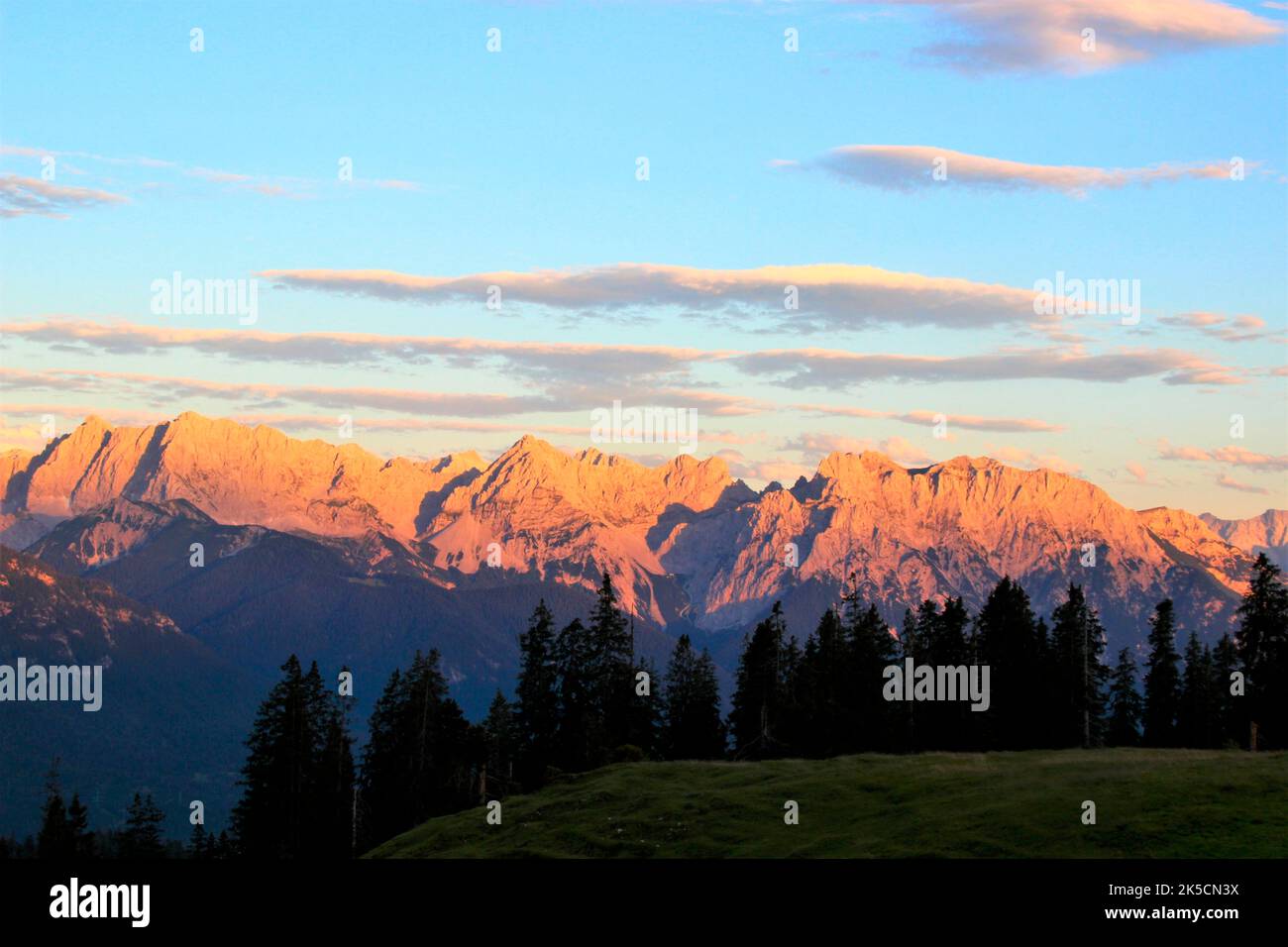 Escursione a Krüner Alm, (1621 m), tramonto, Karwendel, Karwendelgebirge, Europa, Germania, Baviera, alta Baviera, Werdenfelser Land, Alpenwelt Karwendel, Isartal, Krün Foto Stock