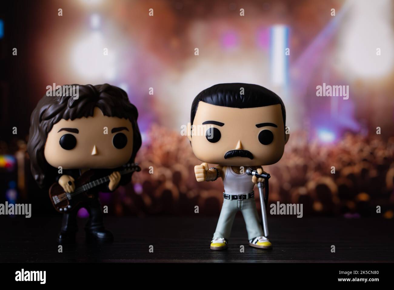 Washington, Stati Uniti - 7 ottobre 2022: Figure in vinile Funko POPO di Freddie Mercury e John Deacon (Regina) sullo sfondo del palcoscenico del concerto Foto Stock