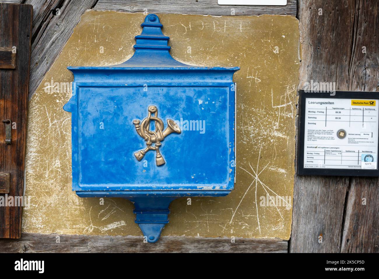 Germania, Baviera, Bad Windsheim, vecchia cassetta postale blu su un muro casa Foto Stock