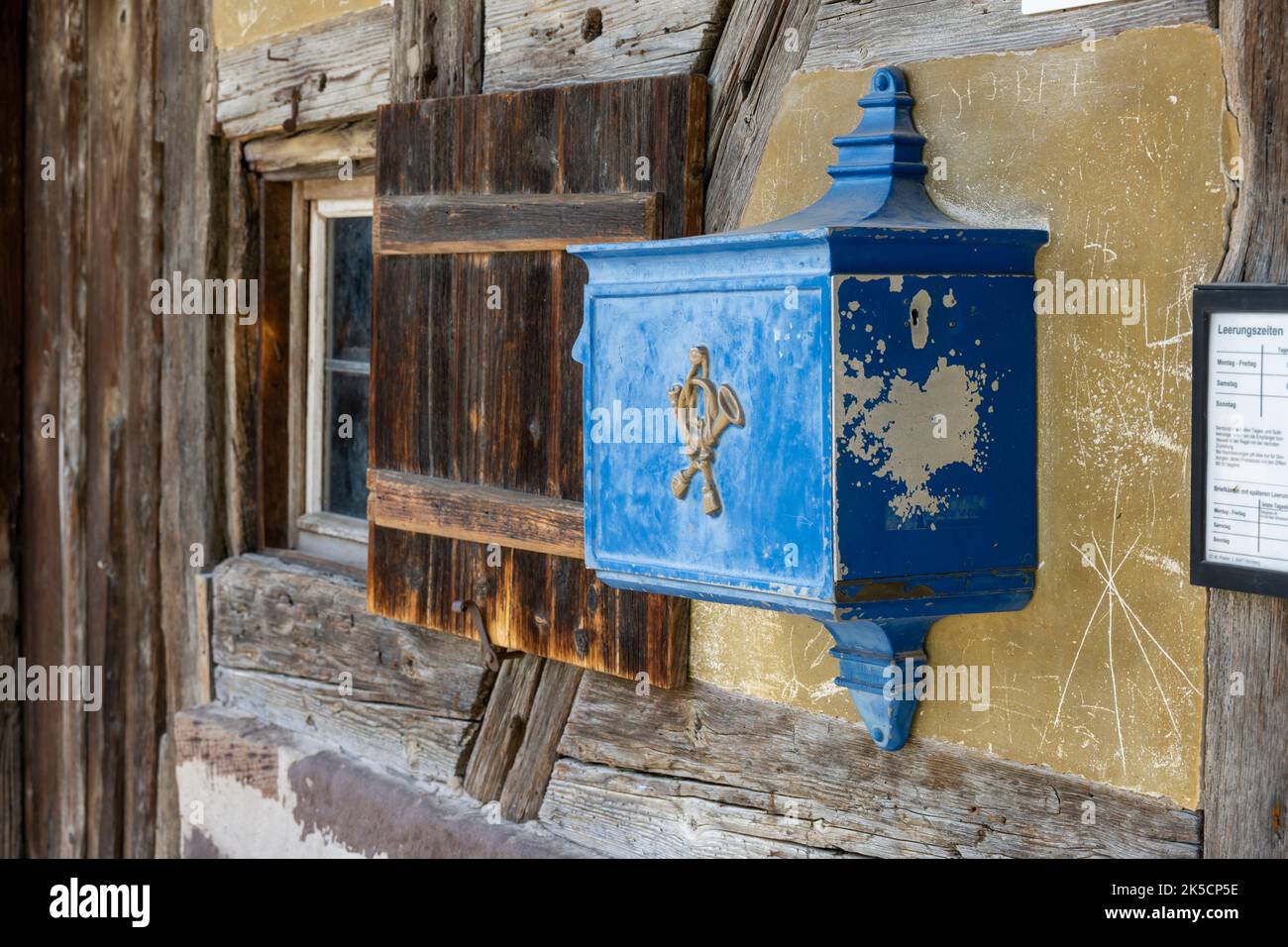 Germania, Baviera, Bad Windsheim, vecchia cassetta postale blu. Foto Stock