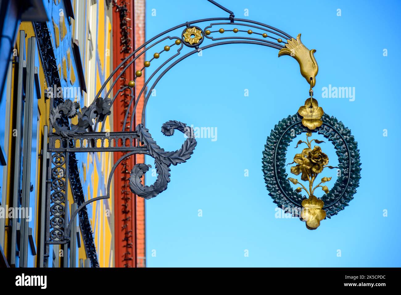 Germania, Baviera, Dinkelsbühl, segno del naso dell'hotel rosa dorata nel centro storico. Foto Stock