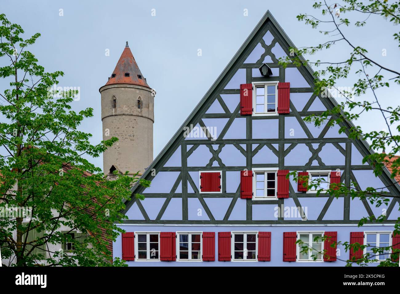 Germania, Baviera, Dinkelsbühl, casa a graticcio con la Torre Verde sullo sfondo. Foto Stock