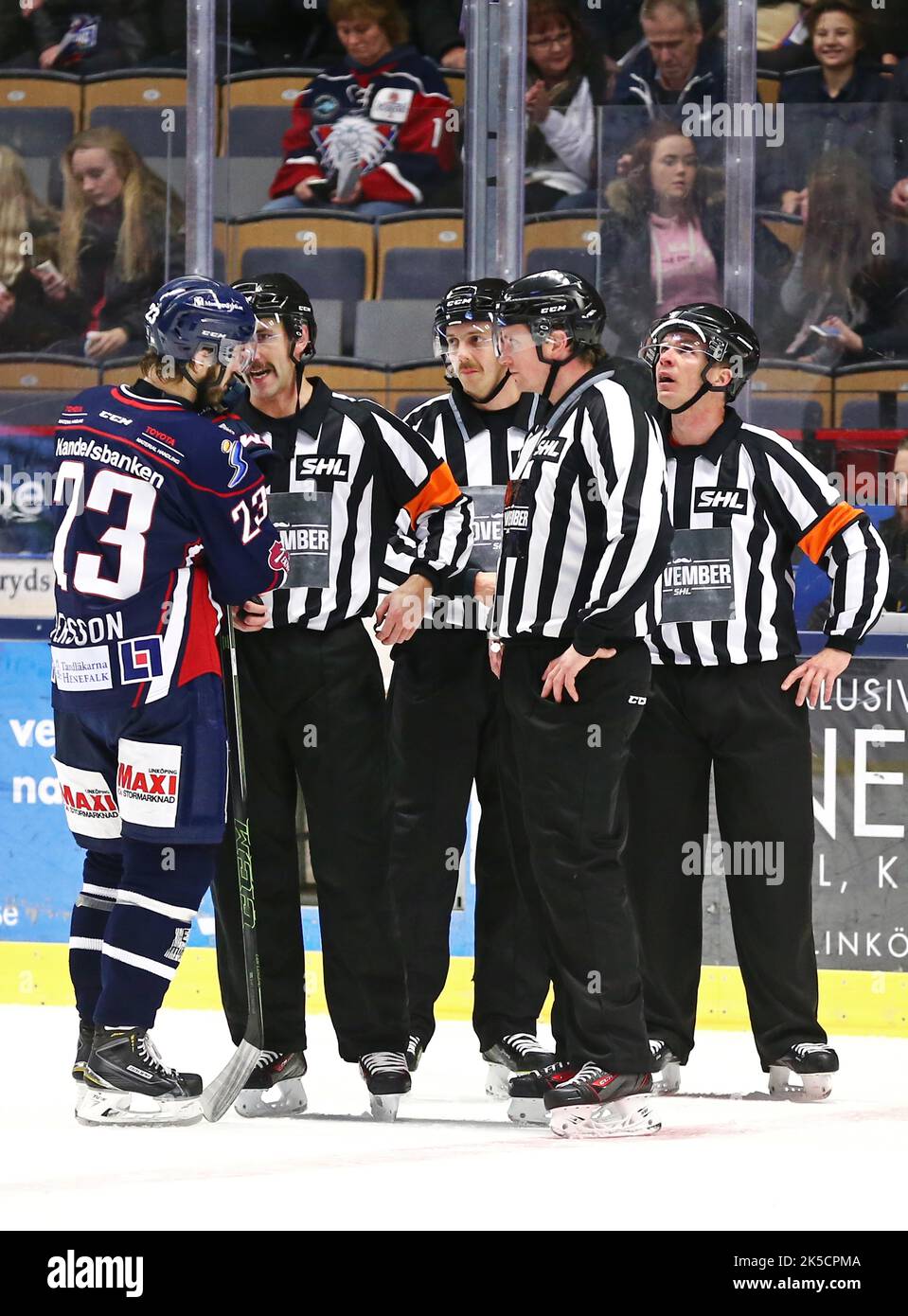 Linköping HC vs. Frölunda Indians (Frölunda Hockey Club), Svedese Hockey League, nell'arena di Saab, Linköping, Svezia. Nella foto: Niklas Persson, Linköping HC, contro gli arbitri. Foto Stock