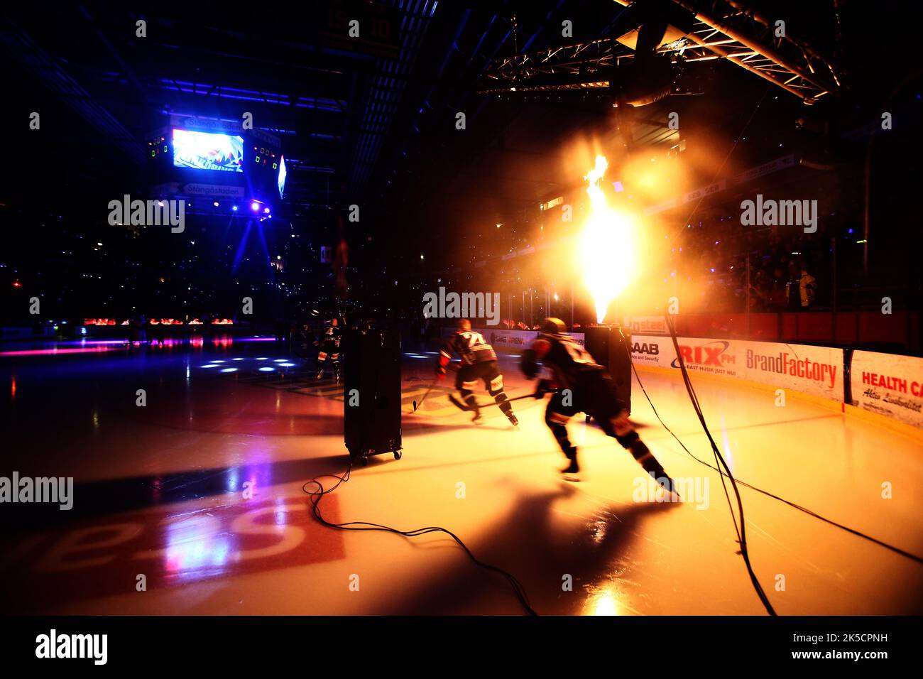 Linköping HC vs. Frölunda Indians (Frölunda Hockey Club), Svedese Hockey League, nell'arena di Saab, Linköping, Svezia. Nella foto: I giocatori entrano nel ghiaccio. Foto Stock