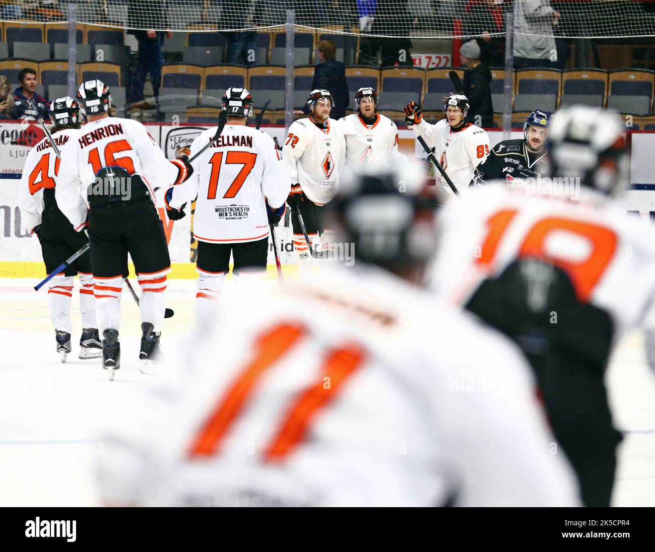 Linköping HC vs. Karlskrona HK , Svedese Hockey League, nell'arena di Saab, Linköping, Svezia. Nella foto: No. 4 Chad Billins, Linköping HC, tra i giocatori di Karlskrona. Foto Stock