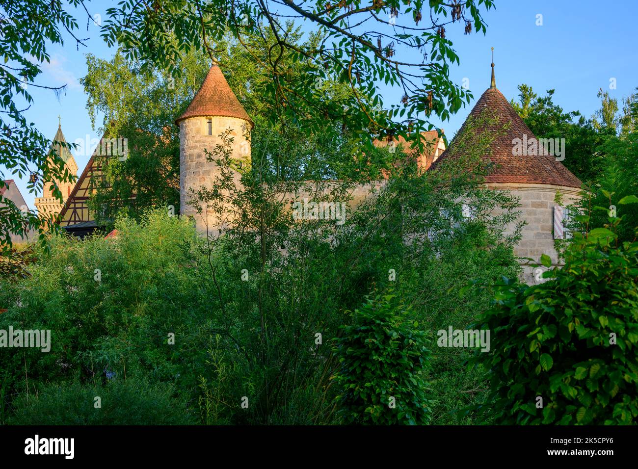 Germania, Baviera, Dinkelsbühl, il piccolo bastione con la torre a tre bande. Foto Stock