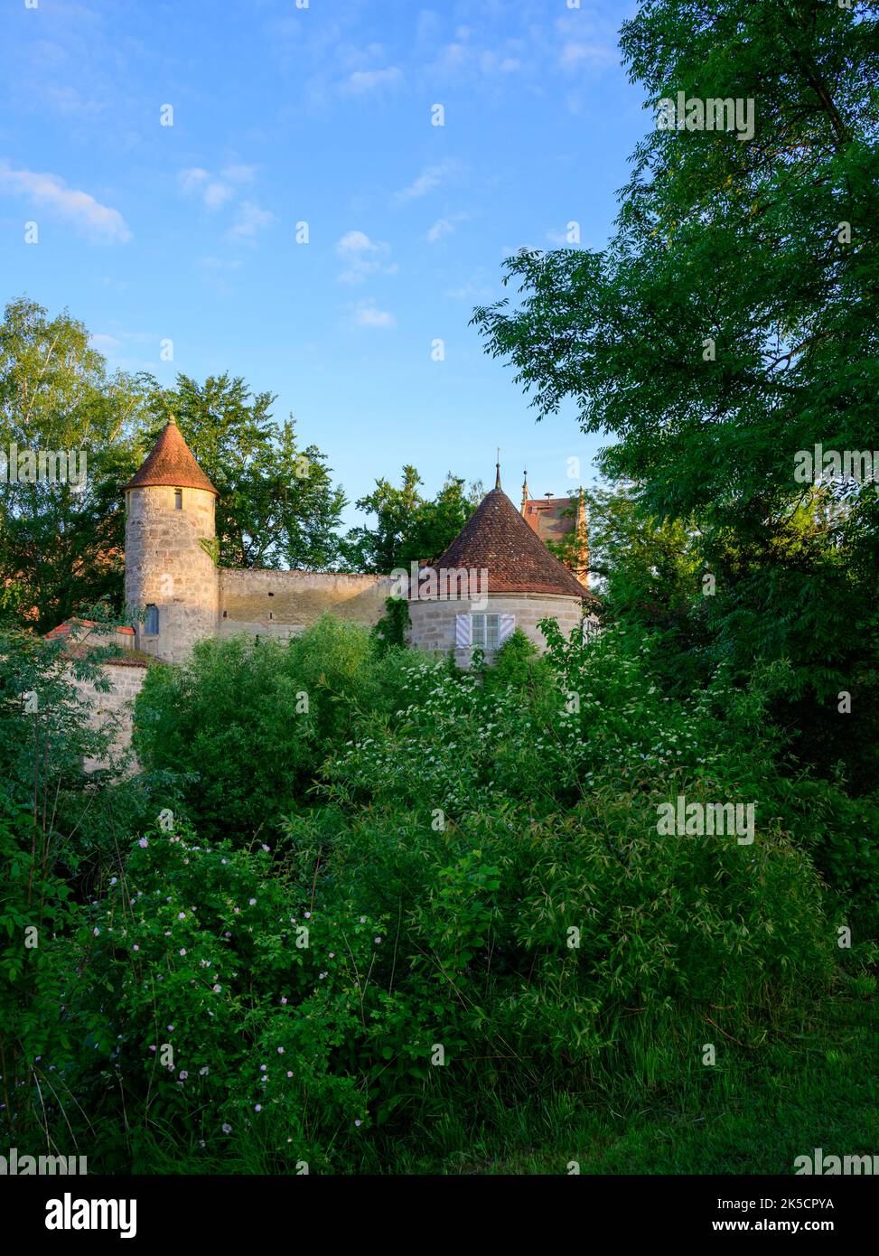 Germania, Baviera, Dinkelsbühl, il piccolo bastione con la torre a tre bande. Foto Stock