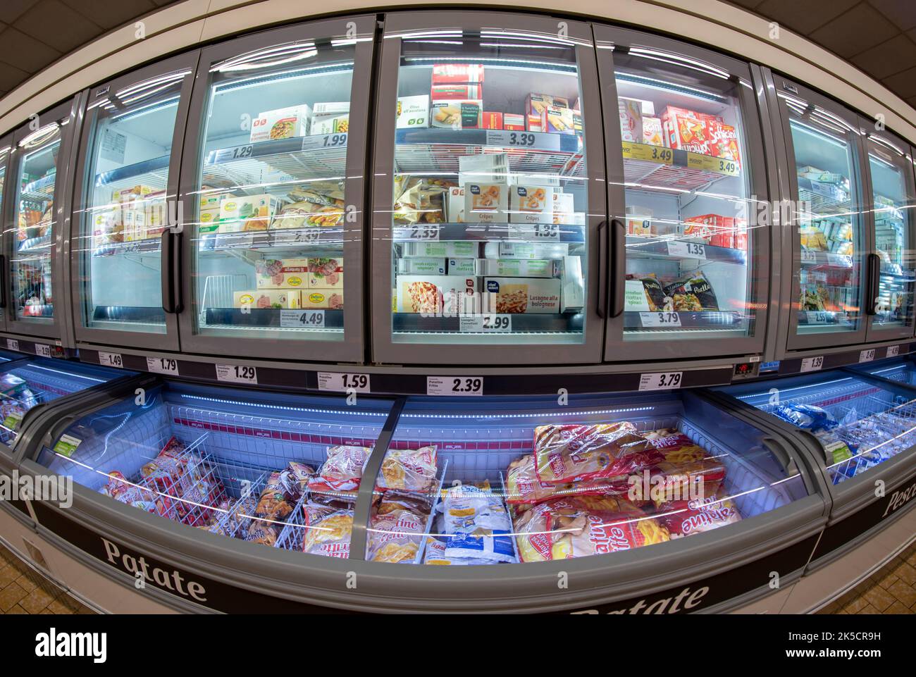 Fossano, Italia - 09 settembre 2022: Banchi refrigerati con confezioni di patatine fritte e surgelati al supermercato Lidl, Lidl Stiftung Co KG è supermarke Foto Stock