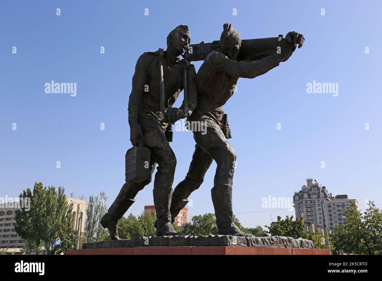 WW2 statue della Vittoria in Piazza Pobeda (Vittoria), Bishkek, Regione di Bishkek, Kirghizistan, Asia centrale Foto Stock