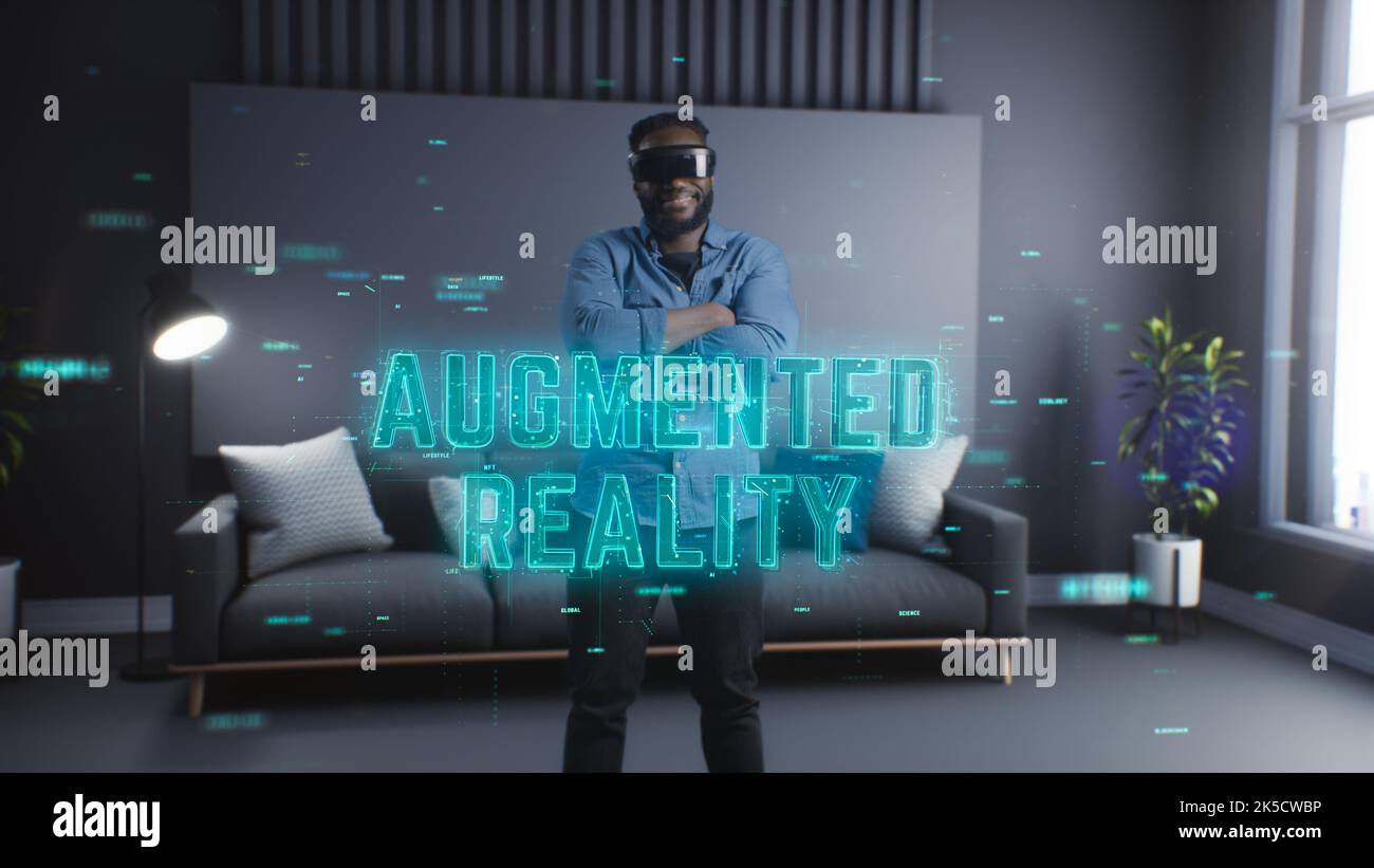 Tecnologie per la realtà aumentata nel mondo moderno. Gioioso uomo afroamericano che indossa occhiali con realtà aumentata. Foto Stock