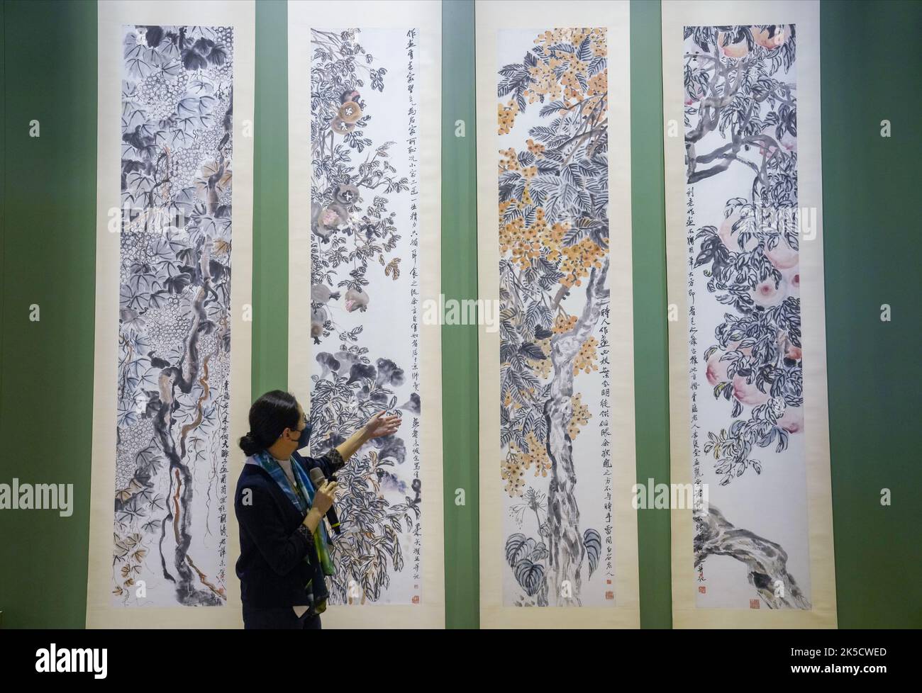 Qi BaishiHH Howers and FruitsHH stima di HK$ 18.000.000 - 30.000.000 , è visualizzato durante Sotheby's Hong Kong 2022 Autumn Sales Preview Media Tour.03OCT22 SCMP / Sam Tsang Foto Stock