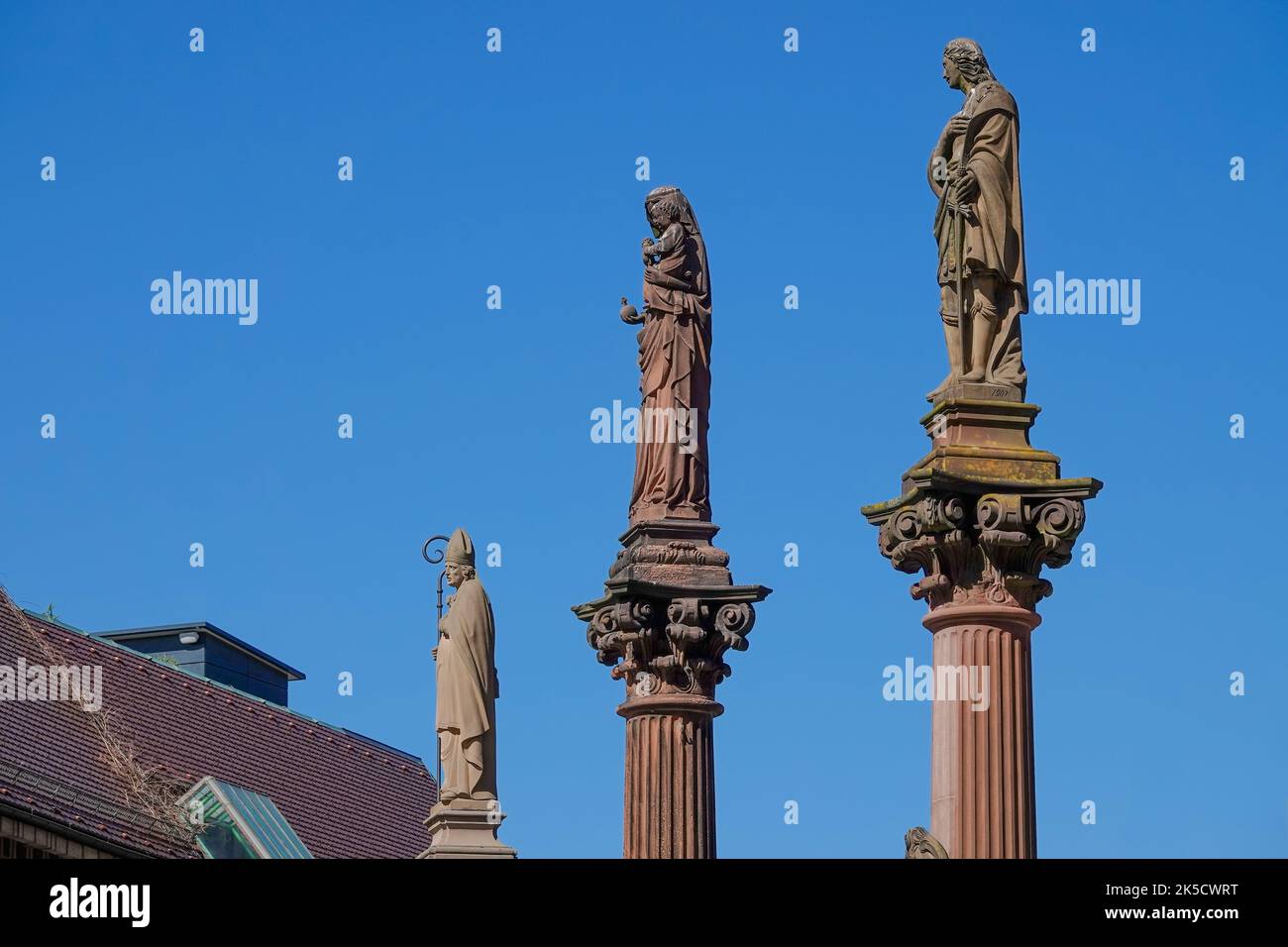 Le statue con tre santi di fronte all'ingresso principale del Minster di Friburgo Foto Stock