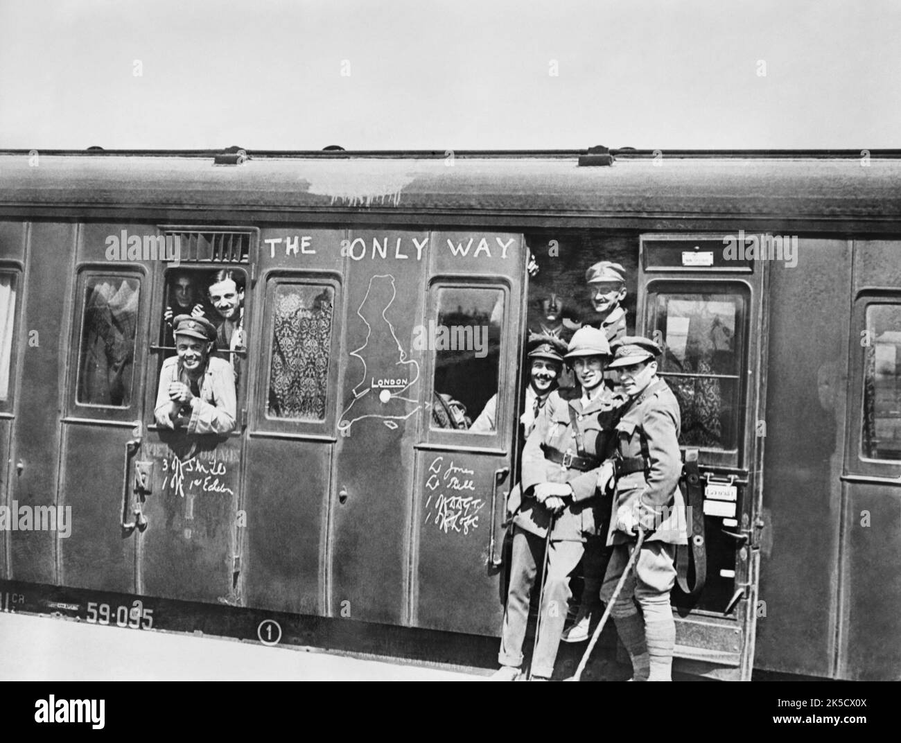 Ministero delle informazioni Prima Guerra Mondiale Raccolta ufficiale ufficiali britannici a bordo del treno di lasciare. Foto Stock