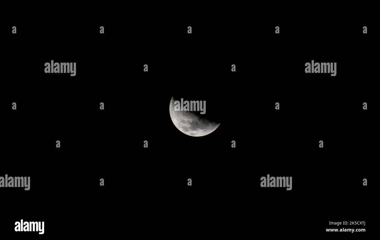 Il primo quarto di Luna è fotografato dalla stazione spaziale Internazionale a 266 miglia sopra l'Oceano Indiano, a sud di Adelaide, Australia. Foto Stock