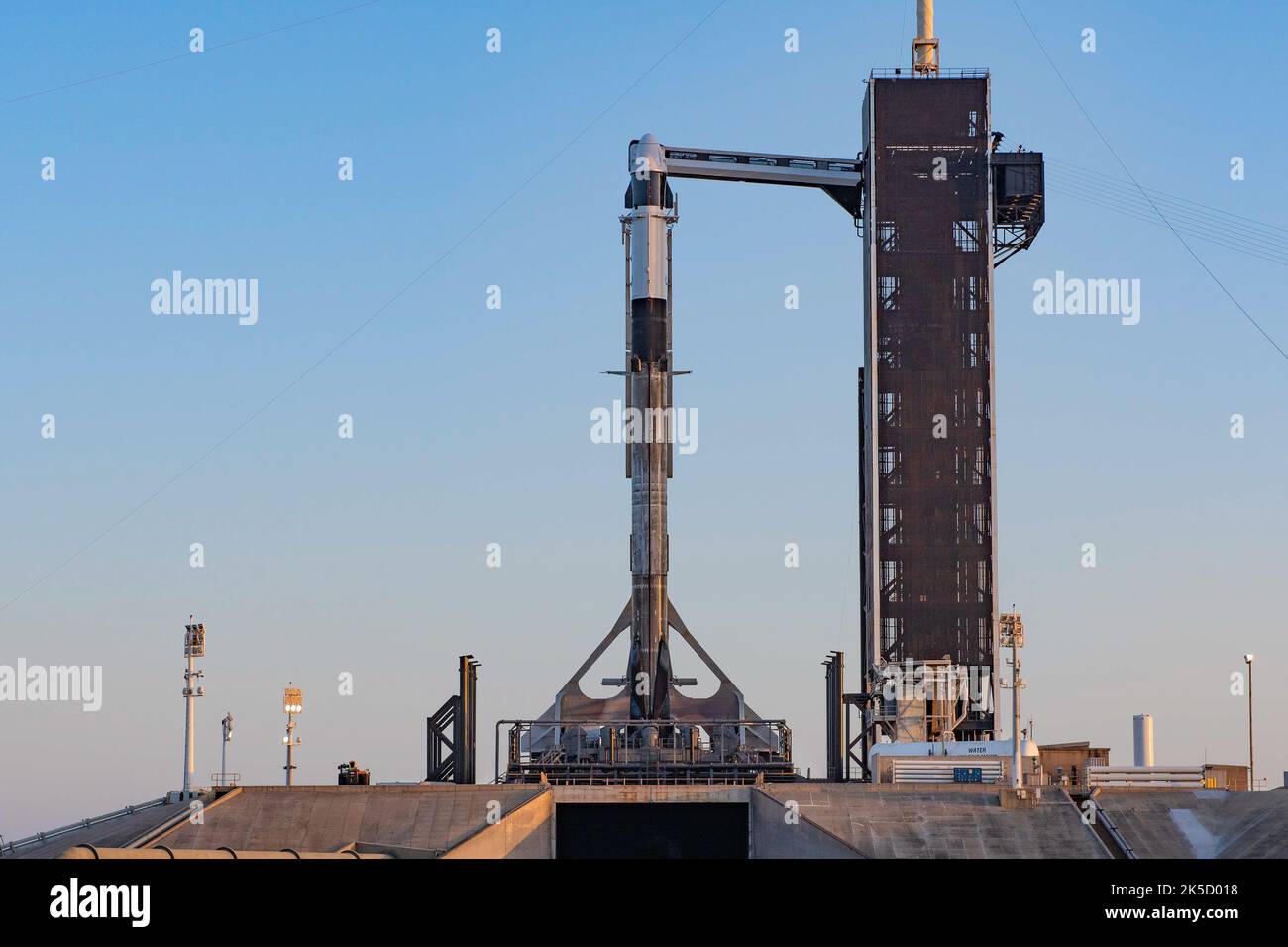 Il razzo SpaceX Falcon 9 è verticale e Crew Dragon è in cima alla missione SpaceX Crew-4 della NASA al Launch Pad 39A presso il Kennedy Space Center della NASA in Florida il 19 aprile 2022. Gli astronauti della NASA Kjell Lindgren, Bob Hines e Jessica Watson, insieme all'astronauta dell'ESA (Agenzia spaziale europea) Samantha Cristoforetti, lanceranno a bordo di Dragon, nominato Freedom dall'equipaggio Crew-4, in cima al Falcon 9 il 23 aprile 2022, alla Stazione spaziale Internazionale. Il lancio è previsto per le ore 5:26 EDT dal Pad 39A. Gli astronauti condurranno ricerche scientifiche in settori quali la scienza dei materiali, la salute t Foto Stock