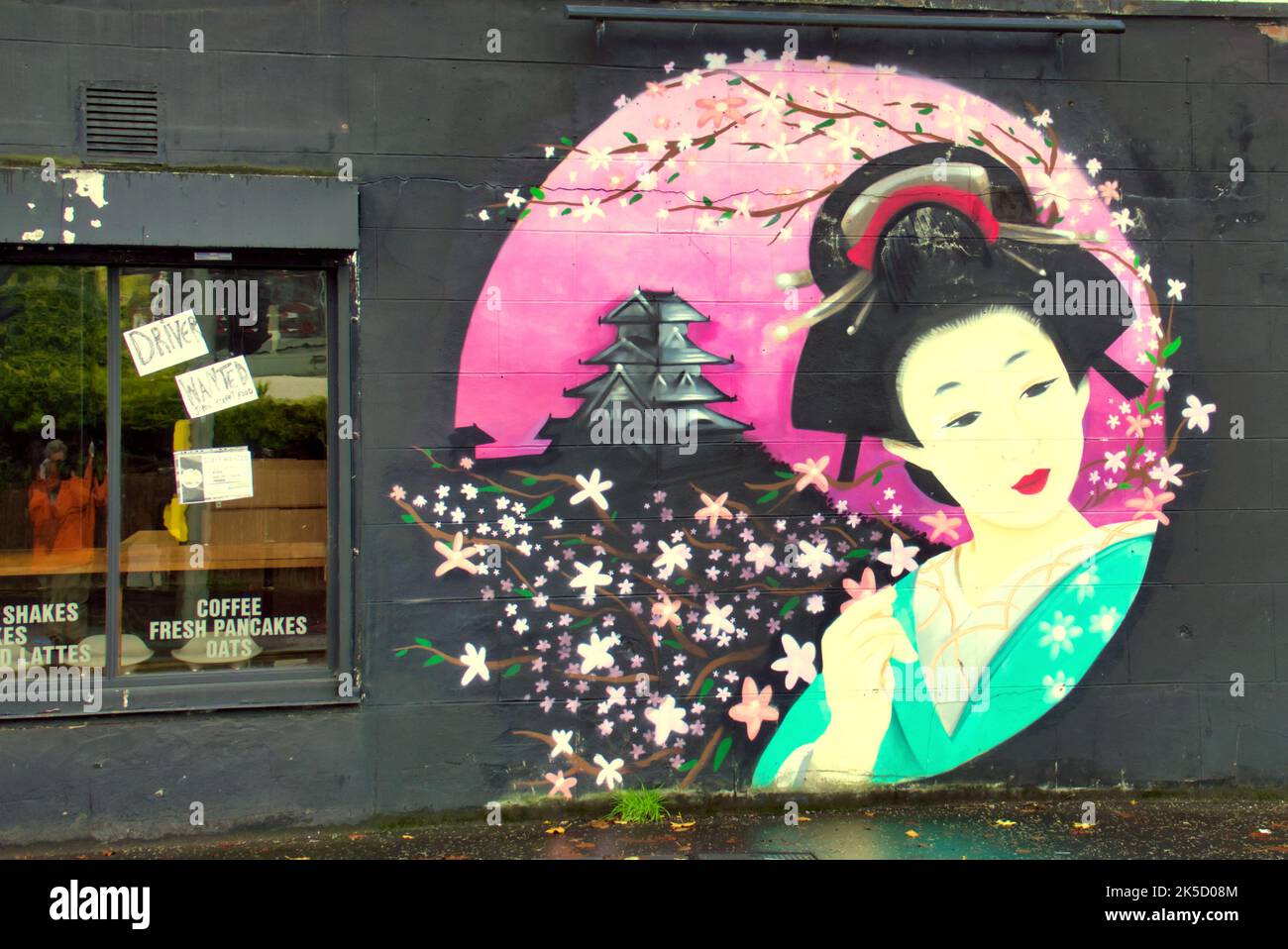 Ristorante da asporto Japan Street Food con i suoi murales giapponesi Paisley, Scozia, Regno Unito Foto Stock