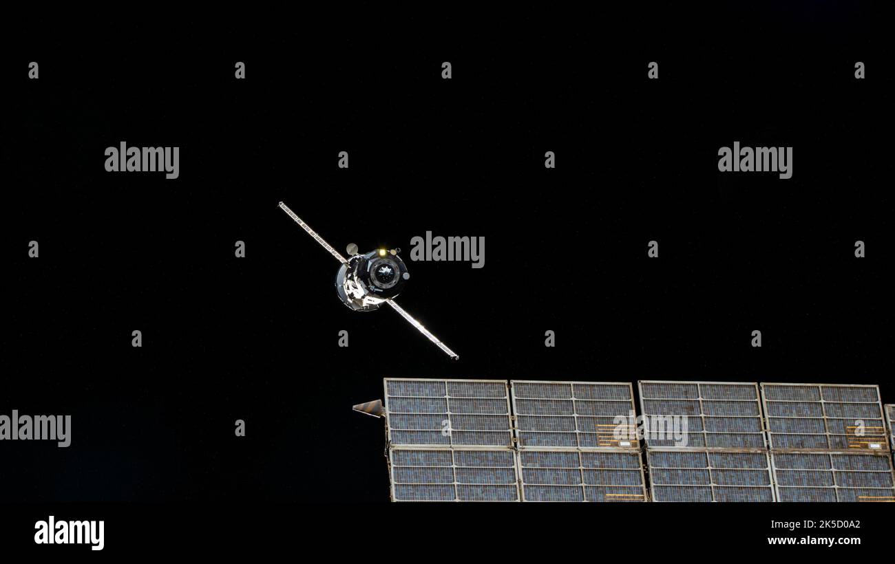La nave di rifornimento Progress 79 da Roscosmos parte dalla stazione spaziale Internazionale dopo lo sgancio dal porto posteriore del modulo di servizio Zvezda, con uno degli array solari di Zvezda visibile in primo piano. Foto Stock
