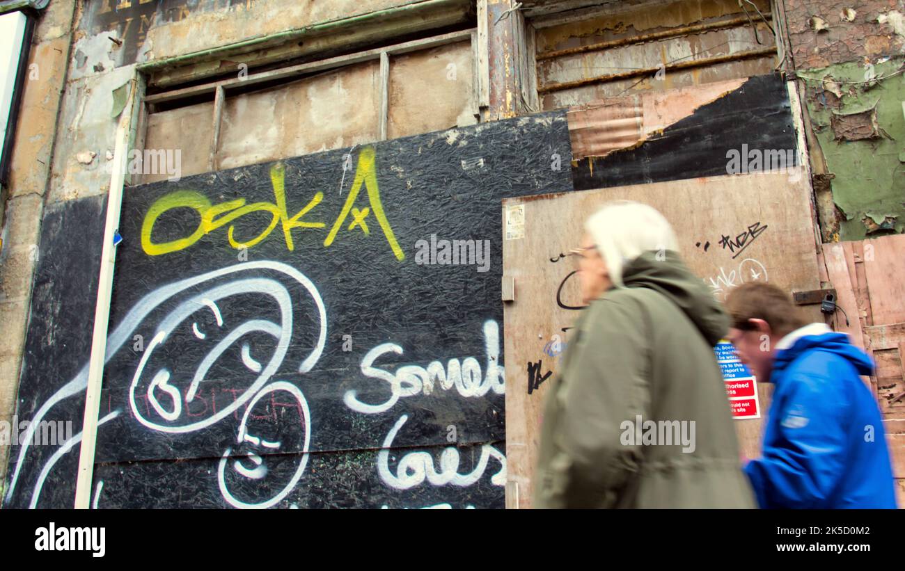 Edificio fatiscente che rappresenta la povertà con i graffiti d'amore Foto Stock