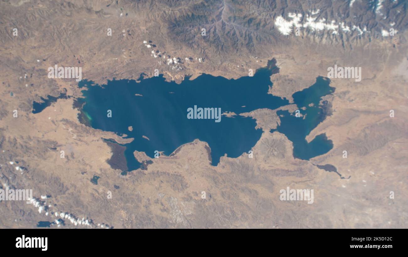 Il lago Titicaca, un lago d'acqua dolce nelle Ande al confine tra Bolivia e Perù, è raffigurato dalla Stazione spaziale Internazionale mentre orbitava a 262 miglia sopra la parte occidentale del continente sudamericano. Foto Stock