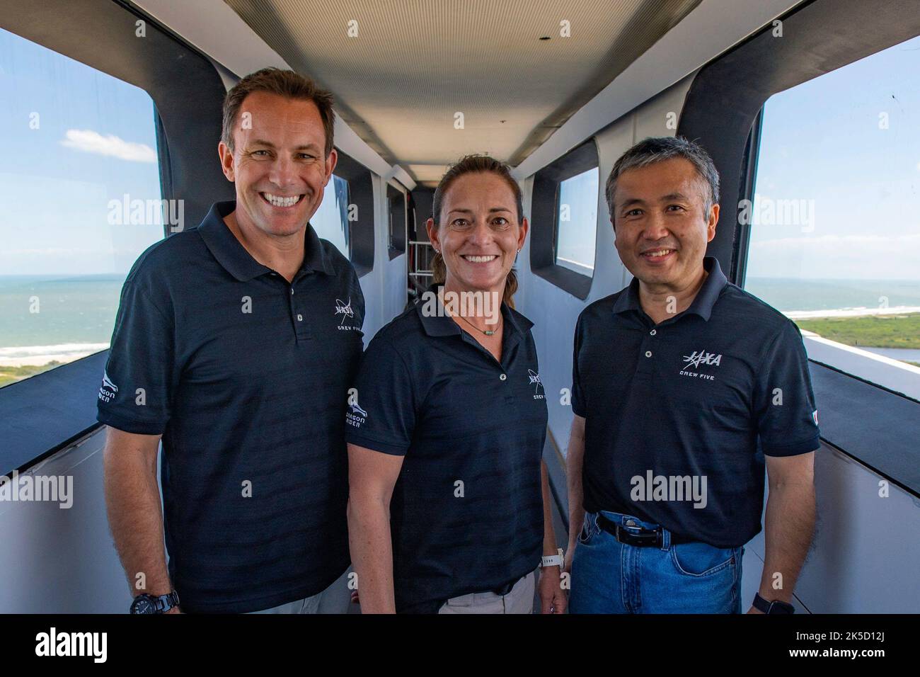 Da sinistra, gli astronauti della NASA Josh Cassada e Nicole Mann, e l'astronauta della JAXA (Japan Aerospace Exploration Agency) Koichi Wakata, vengono fotografati all'interno del braccio di accesso dell'equipaggio al Launch Complex 39A durante una visita al Kennedy Space Center in Florida il 10 maggio 2022. Cassada, Mann e Wakata, insieme al cosmonaut Roscosmos Anna Kikina, lanceranno alla Stazione spaziale Internazionale sulla missione SpaceX Crew-5 della NASA per il Commercial Crew Program dell’agenzia. Il liftoff del razzo Falcon 9 di SpaceX e della navicella spaziale Crew Dragon è previsto per il 3 ottobre 2022, dal complesso di lancio 39A di Kennedy. Foto Stock