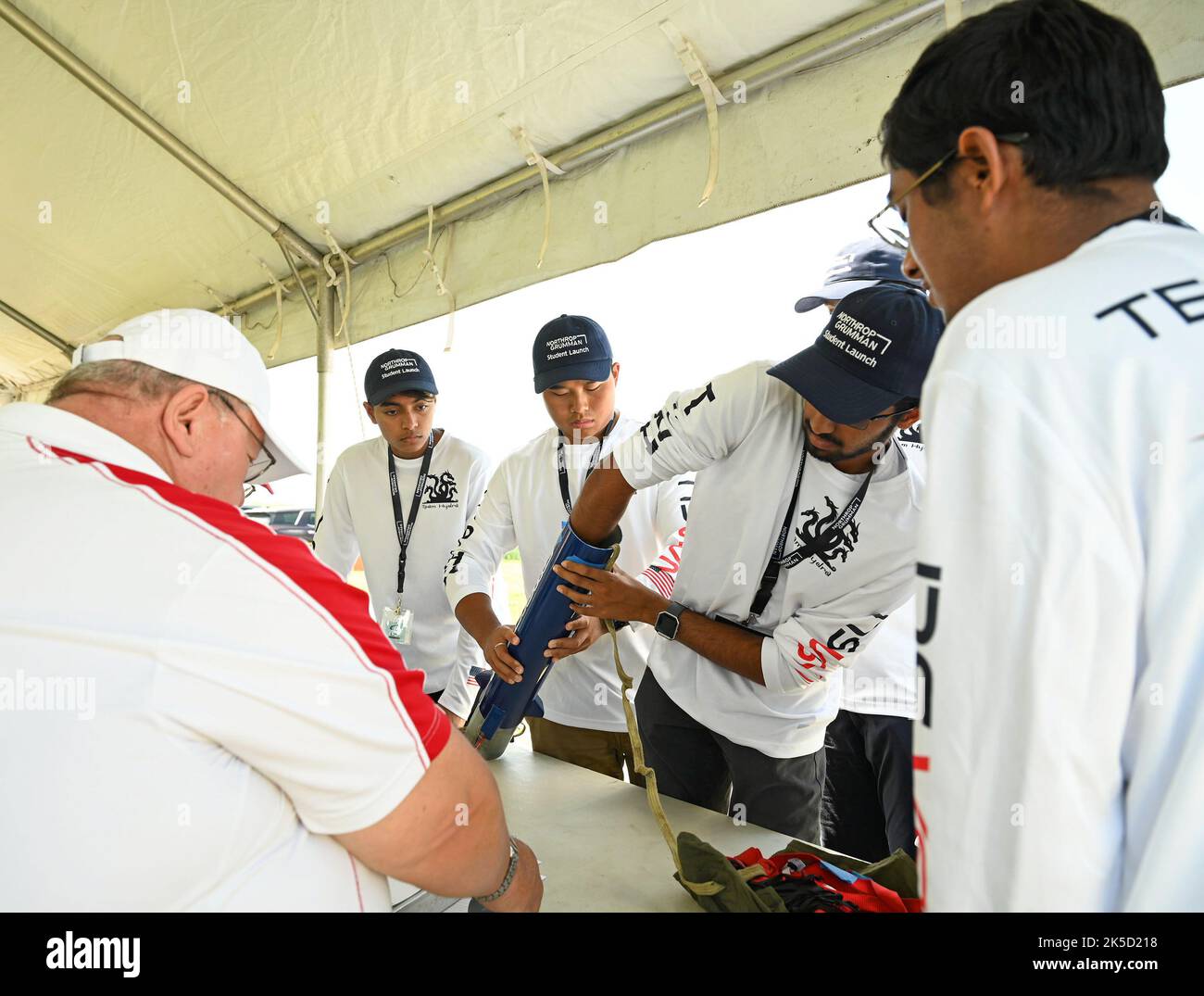 Le squadre delle scuole superiori e universitarie tornano a Bragg Farms, Toney, Alabama, il 23 aprile 2022, partecipare alla competizione di missili Student Launch della NASA dopo eventi virtuali. Foto Stock