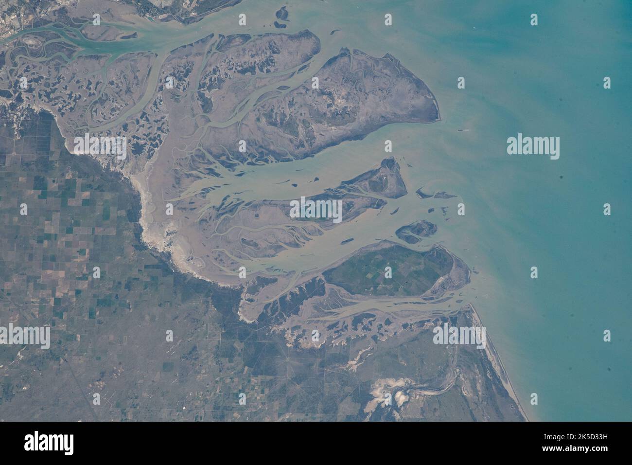 La Bahia Blanca, che comprende le tre isole di Bermejo, Trinidad e Anadna, sulla costa argentina, è raffigurata dalla Stazione spaziale Internazionale mentre orbitava a 267 miglia sopra l'Oceano Atlantico. Foto Stock