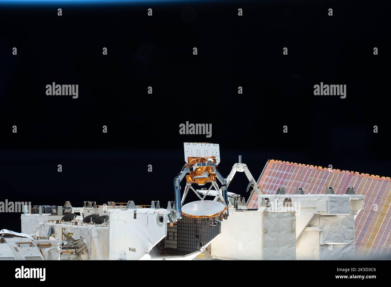 STP-H8-COWVR a bordo dell'ISS è un radiometro vettoriale compatto utilizzato per misurare la direzione e la velocità del vento in superficie del mare utilizzando un sensore a microonde terrestre in orbita. Foto Stock