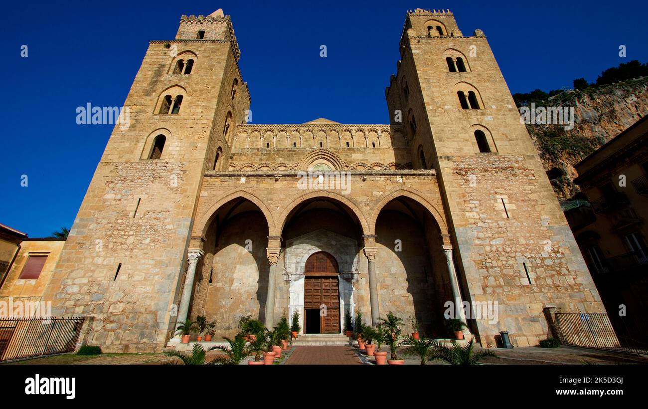 Italia, Sicilia, Cefalù, centro storico, super grandangolo obliquo dal basso, di fronte alla Cattedrale di Cefalù, tre archi, cielo blu senza nuvole Foto Stock