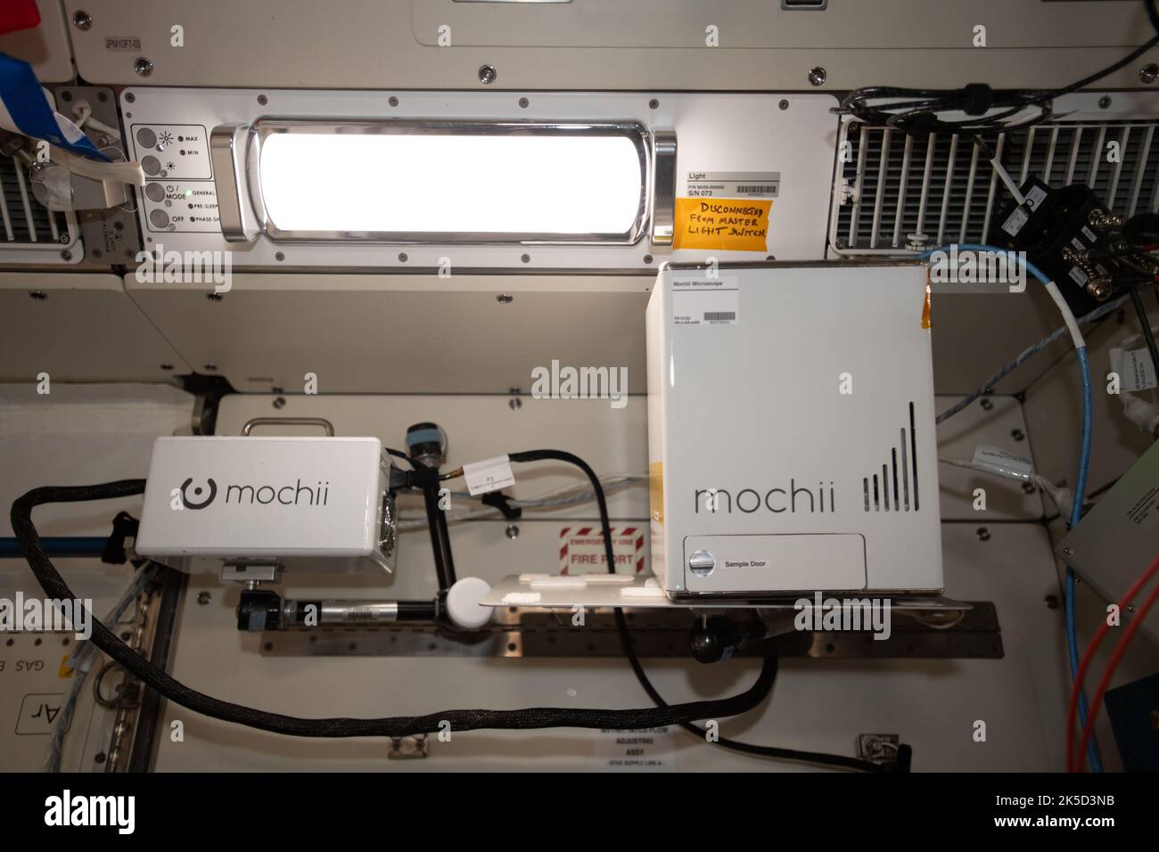 Una vista del microscopio Mochii a bordo della Stazione spaziale Internazionale (ISS. Mochii è un microscopio elettronico a scansione miniaturizzato (SEM) con spettroscopia per eseguire immagini in tempo reale e misurazioni compositive delle particelle sulla stazione spaziale internazionale (ISS). Foto Stock