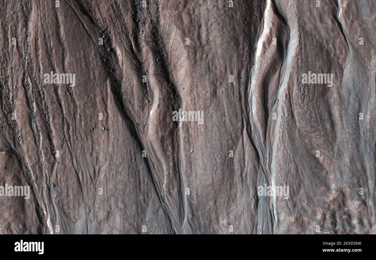 Questa immagine mostra (parte di) un cratere di 6 km situato sul versante settentrionale del Cratere Bond. I gullies di palo-fronte hanno eroso il pendio settentrionale di questo piccolo cratere, situato appena ad ovest di dove Uzboi Valles emana da Bond e continua in una direzione nord. Tuttavia, il cratere di Hale a sud ha numerosi calanchi sulle sue pendici e anche sulla sua regione centrale di picco. I ricercatori hanno analizzato sia i crateri di Bond che di Hale per cercare di determinare perché Bond non ha canali sulle sue pendici, ad eccezione di un piccolo cratere di 7 km sul pavimento nella sua zona centrale. (Reiss et al., 2009, PSS). I gullies in questa obse Foto Stock