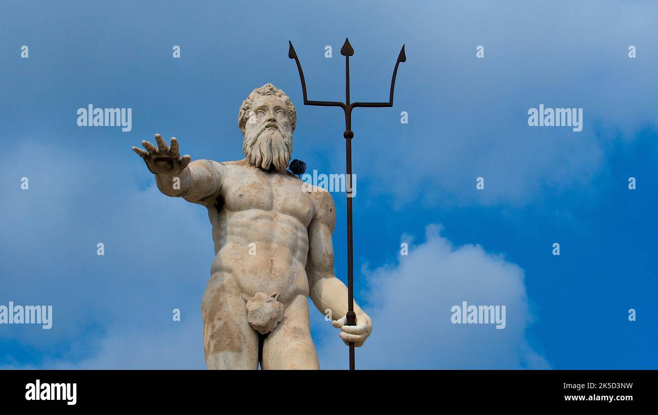 Sicilia, Messina, città vecchia, fontana di Nettuno, statua di Nettuno con tridente, cielo nuvoloso blu Foto Stock