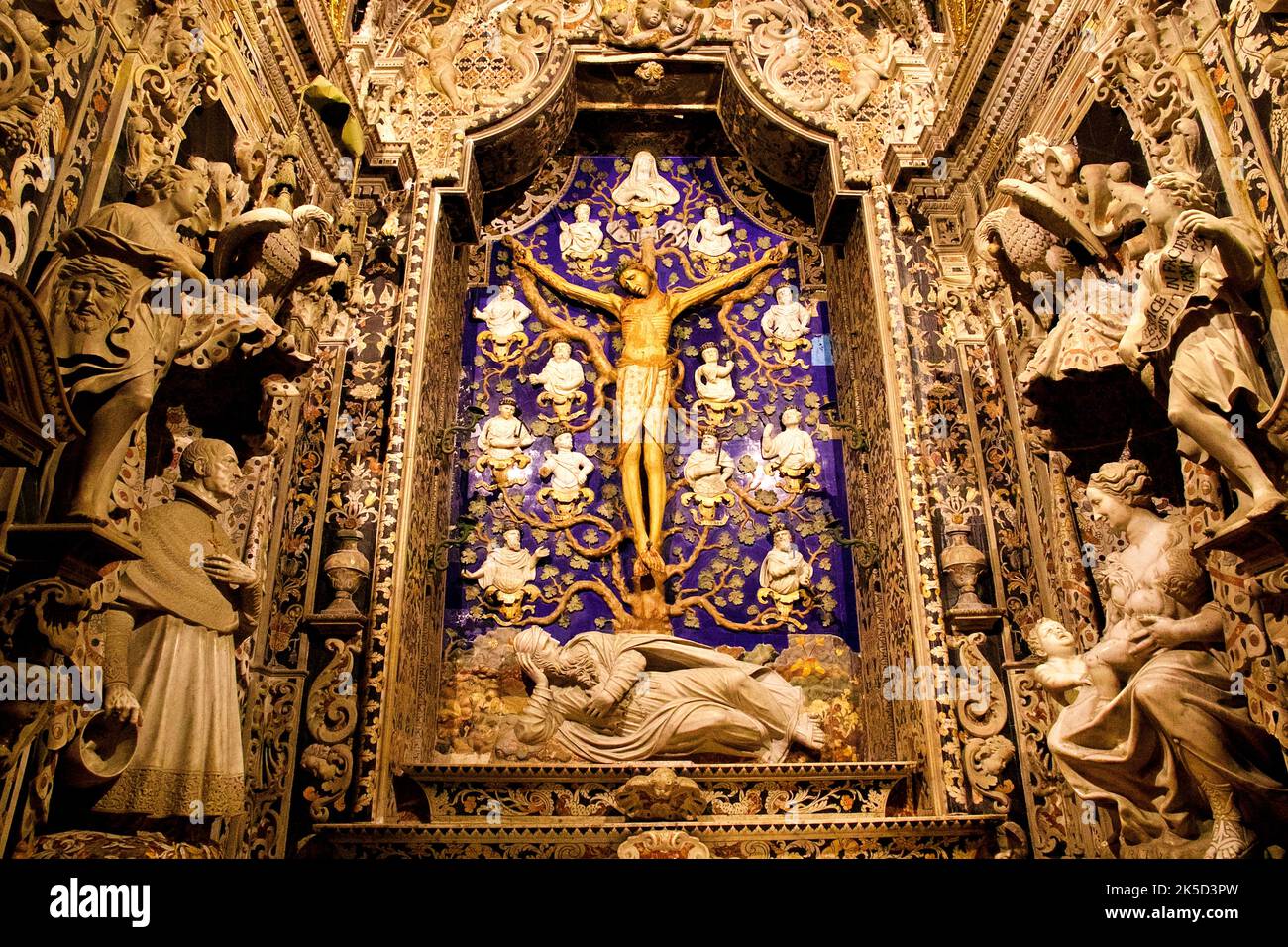 Italia, Sicilia, Monreale, città vicino Palermo, cattedrale, interno, immagini di santi, crocifisso, grandangolo Foto Stock