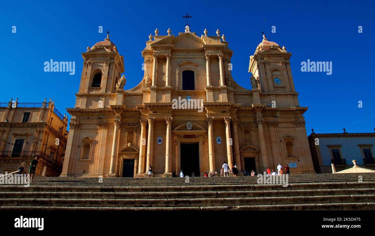 Italia, Sicilia, angolo barocco, città barocca, noto, Architettura barocca, cattedrale di noto, fronte, scalinata, simmetrica, cielo nuvoloso blu profondo Foto Stock