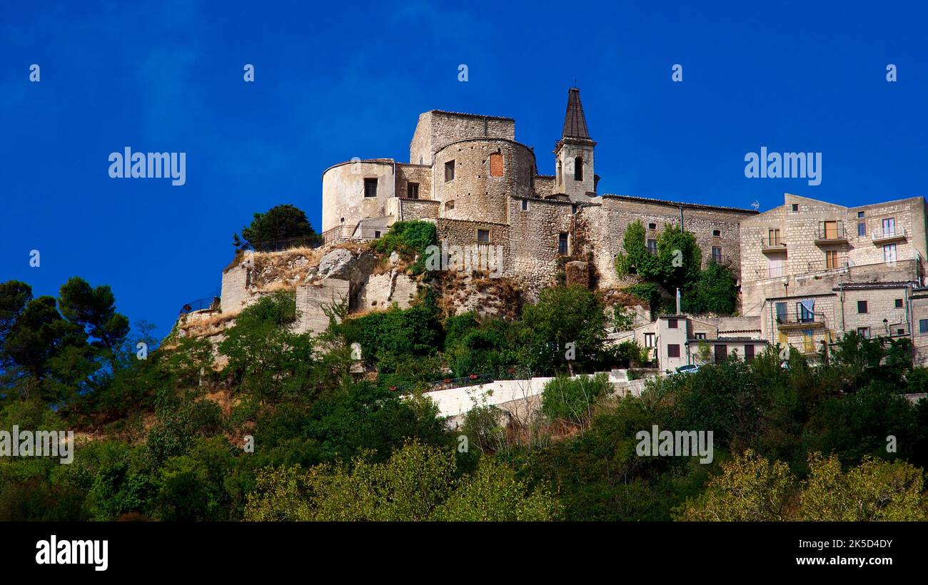 Italia, Sicilia, Parco Nazionale delle Madonie, edifici storici su una collina, cielo blu Foto Stock