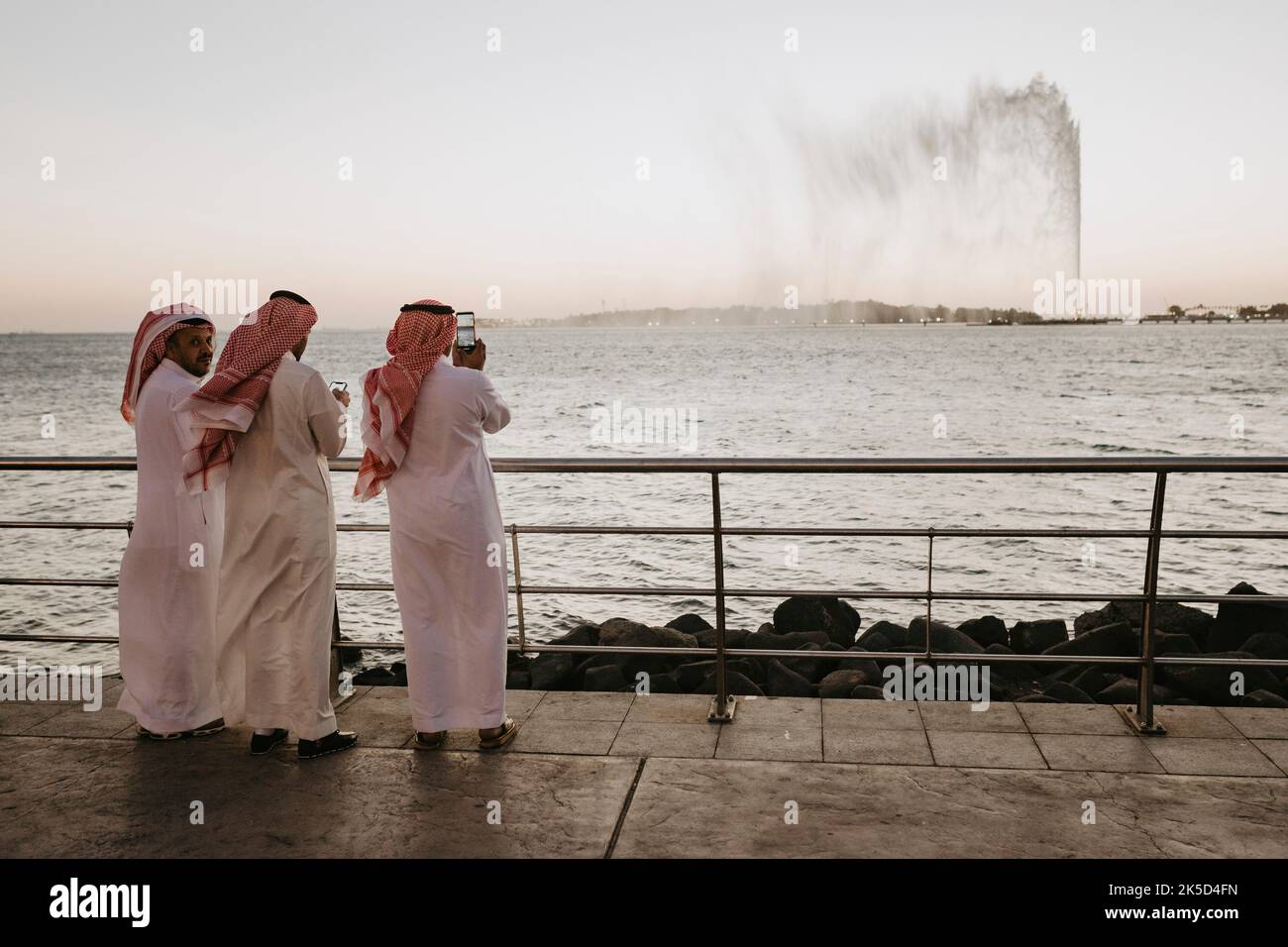 Arabia Saudita, provincia della Mecca, Jeddah/Jeddah, costa, uomini, in piedi Foto Stock