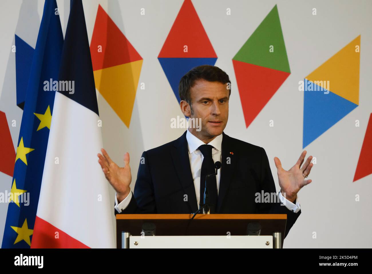 Praga, Repubblica Ceca. 07th Ott 2022. Il Presidente francese Emmanuel Macron interviene in occasione di una conferenza stampa alla fine di un vertice dell'UE al Castello di Praga, nella Repubblica Ceca, il 7 ottobre 2022. Credit: ALEXANDROS MICHAILIDIS/Alamy Live News Foto Stock