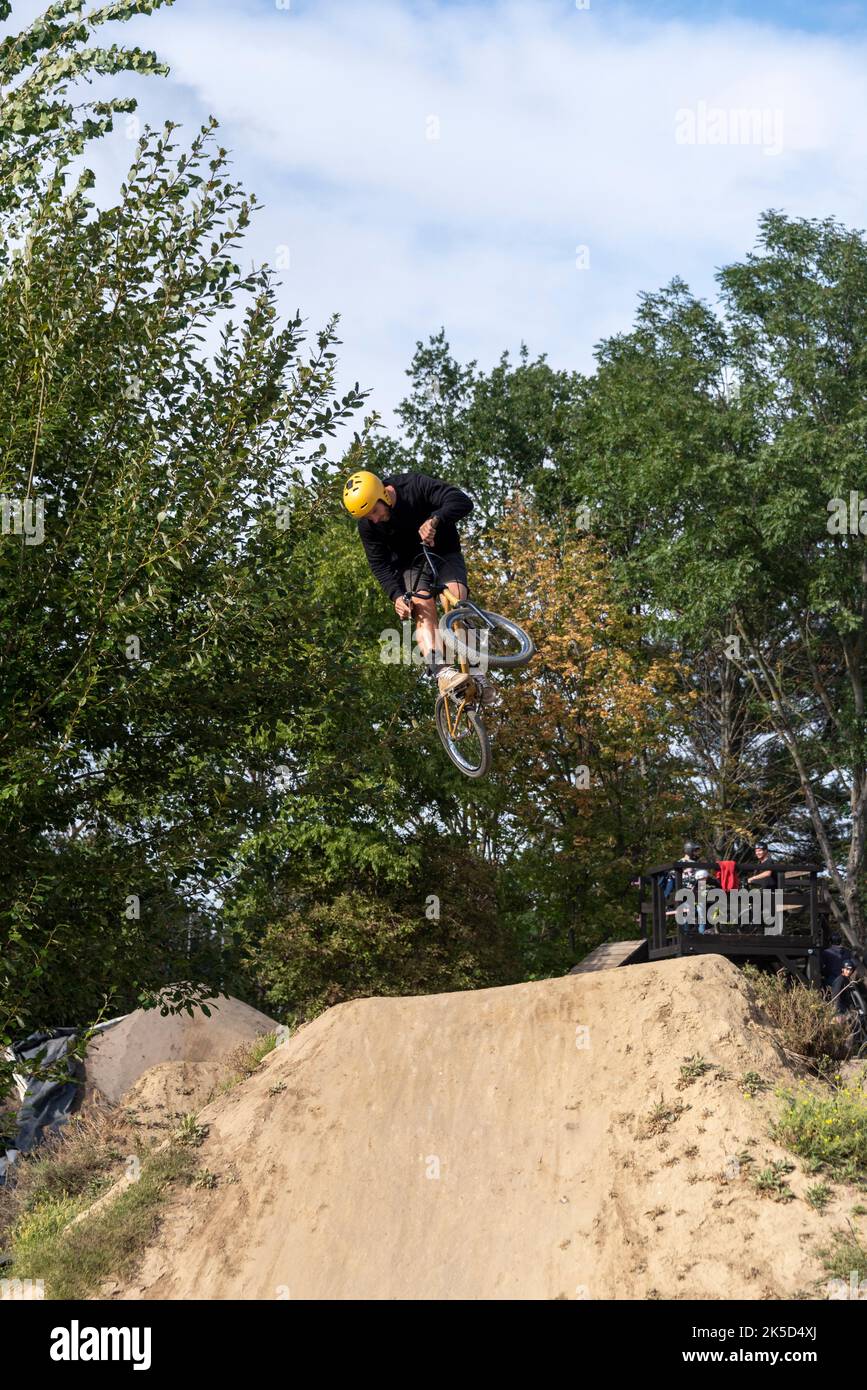 Il pilota BMX salta sul tumulo, divertendosi sport salti sullo sporco, Magdeburgo, Sassonia-Anhalt, Germania Foto Stock