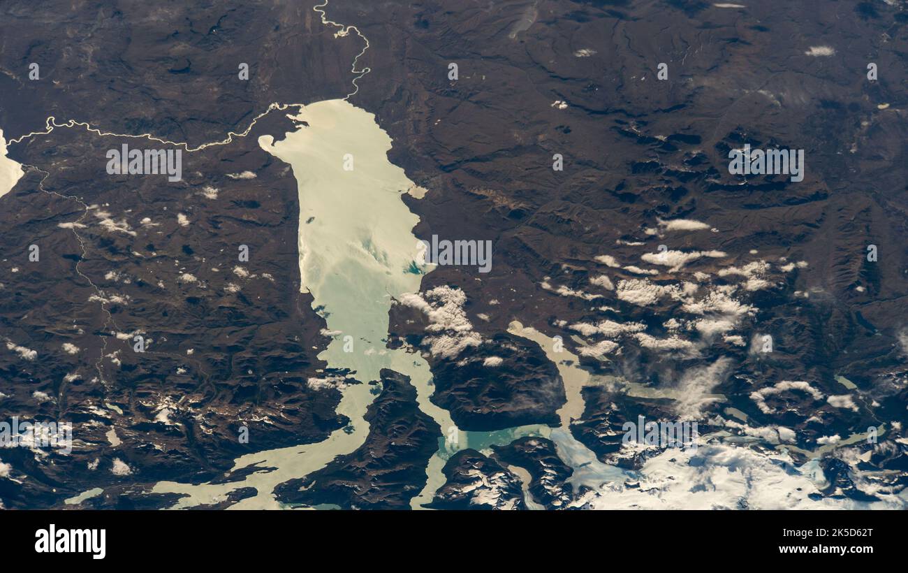 Il lago Argentino sulle Ande orientali, nel sud dell'Argentina, è fotografato dalla ISS che orbita a 272 miglia sopra l'Oceano Pacifico. Foto Stock