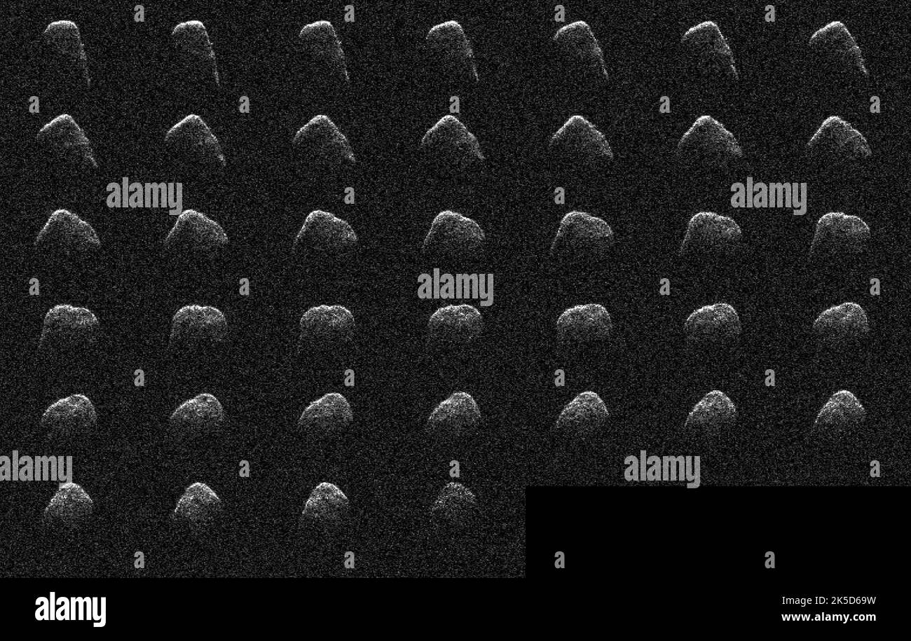 Queste immagini e animazioni rappresentano le osservazioni radar della NASA di 4660 Nereus il 10 dicembre 2021, prima che l'asteroide si avvicinasse il 11 dicembre, quando arrivava a 2,5 milioni di miglia (4 milioni di chilometri) di terra. Utilizzando l'antenna radio da 70 metri presso il complesso Goldstone Deep Space Communications di Deep Space Network, vicino a Barstow, California, gli scienziati del Jet Propulsion Laboratory della NASA hanno acquisito le immagini radar più dettagliate dell'asteroide vicino alla Terra largo quasi 1.100 piedi (largo 330 metri) sin dalla sua scoperta quasi quattro decenni prima. L'orbita di Nereus è molto conosciuta e l'asteroide Foto Stock