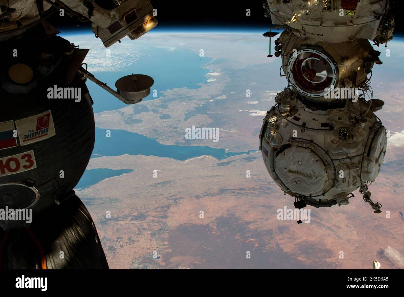 Il modulo di aggancio Prichal di Roscosmos è collegato al modulo di laboratorio Nauka sulla ISS a 264 miglia di altitudine sopra l'Australia meridionale, con il Great Australian Bight, il Golfo di Spencer e il Golfo di St. Vincent visibili, e il Soyuz MS-19 ancorato a Rassvet. Foto Stock