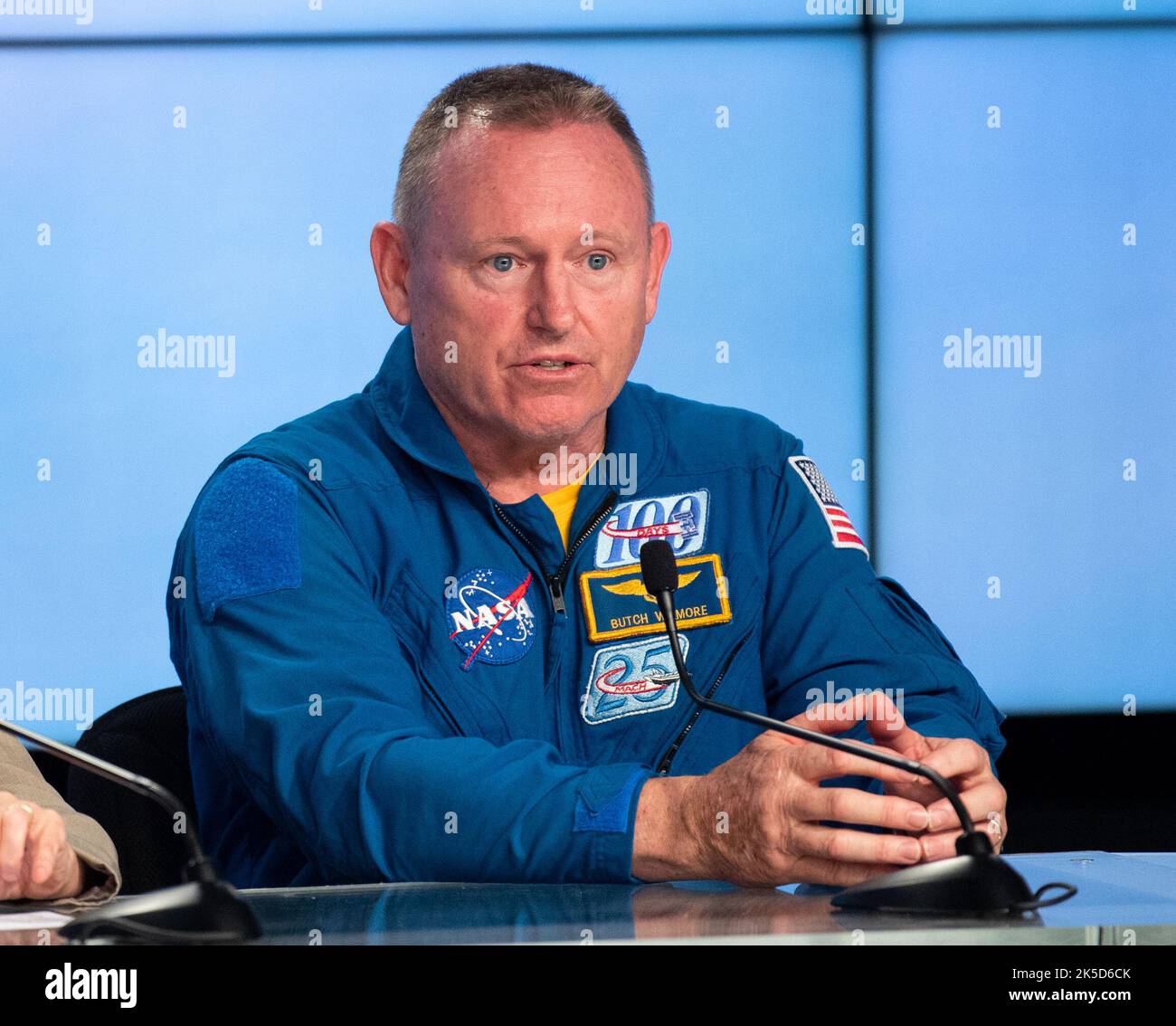 L’astronauta della NASA Barry “Butch’ Wilmore viene visto durante una conferenza stampa in vista del lancio della navicella spaziale Starliner di Boeing a bordo di un razzo Atlas V della United Launch Alliance, mercoledì 18 maggio 2022, al Kennedy Space Center della NASA in Florida. Il Boeing Orbital Flight Test-2 sarà il secondo test di volo senza equipaggio di Starliner e approda alla Stazione spaziale Internazionale come parte del Commercial Crew Program della NASA. La missione, attualmente prevista per il lancio alle 6:54 E il 19 maggio, servirà da test end-to-end delle capacità del sistema. Foto Stock L’astronauta della NASA Barry “Butch’ Wilmore viene visto durante una conferenza stampa in vista del lancio della navicella spaziale Starliner di Boeing a bordo di un razzo Atlas V della United Launch Alliance, mercoledì 18 maggio 2022, al Kennedy Space Center della NASA in Florida. Il Boeing Orbital Flight Test-2 sarà il secondo test di volo senza equipaggio di Starliner e approda alla Stazione spaziale Internazionale come parte del Commercial Crew Program della NASA. La missione, attualmente prevista per il lancio alle 6:54 E il 19 maggio, servirà da test end-to-end delle capacità del sistema. Foto Stock