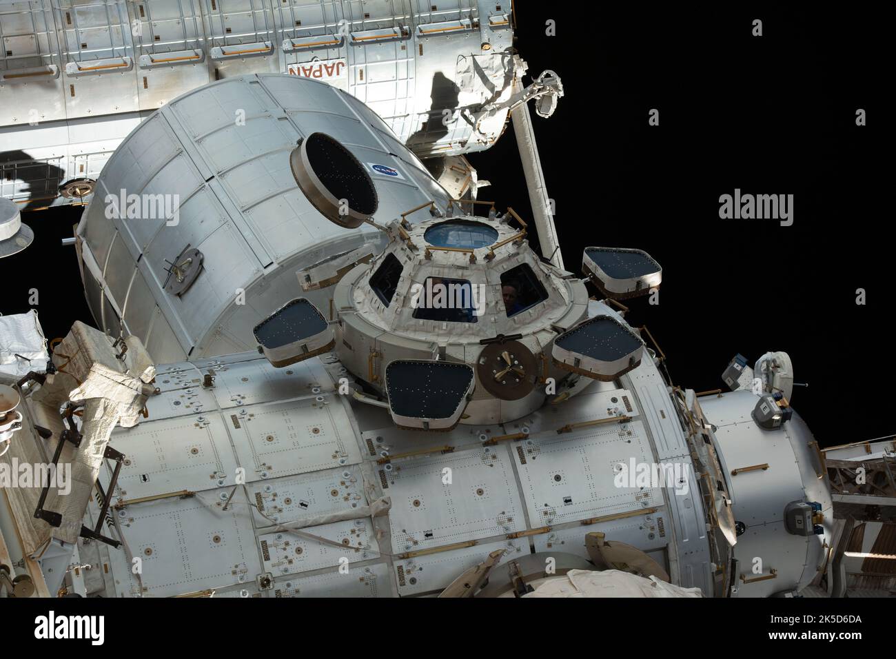 L'ingegnere di volo della Expedition 66 Thomas Marshburn (NASA) e il comandante Anton Shkaplerov (Roscosmos) osservano la Terra attraverso le finestre a cupola a bordo della stazione spaziale Internazionale. Foto Stock