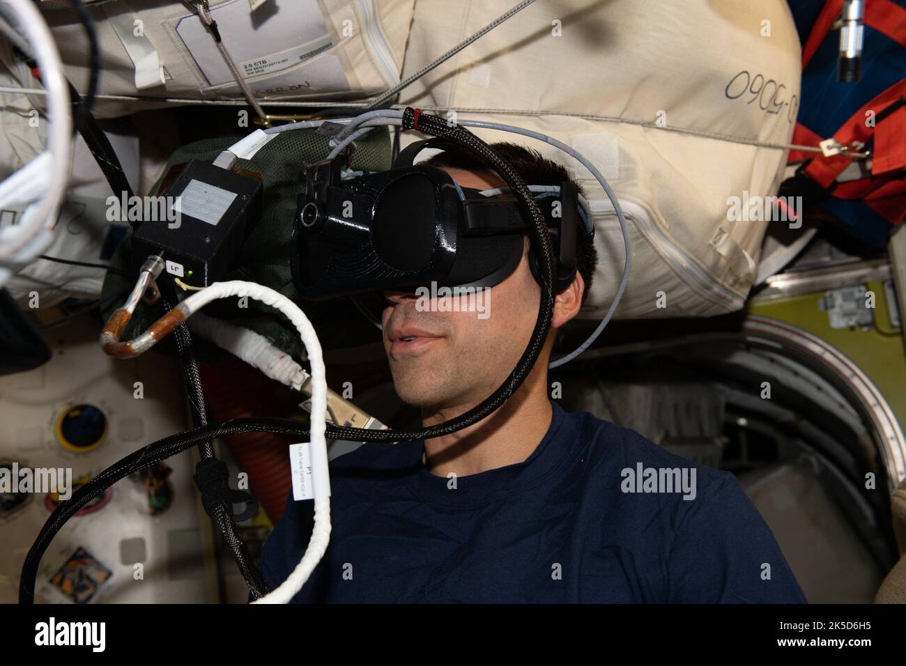 L'astronauta della NASA e l'ingegnere di volo della Expedition 66 Raja Chari ha utilizzato occhiali di protezione per la realtà virtuale per esercitarsi in scenari di salvataggio con la tuta spaziale statunitense SAFER Jet Pack per l'addestramento alla sicurezza per attività stravaganti. Foto Stock