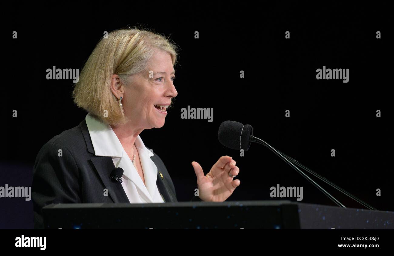 Al 37th Space Symposium a Colorado Springs il 5 aprile 2022, il vice amministratore della NASA Pam Melroy ha dato un discorso chiave sulle strategie di esplorazione spaziale, la tecnologia e i programmi di agenzia. Foto Stock