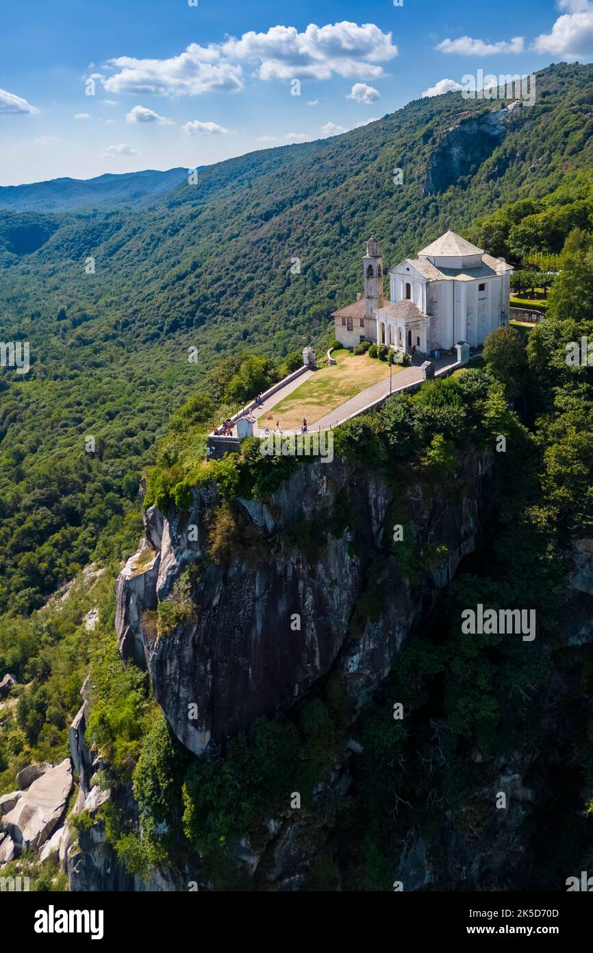 Veduta aerea del santuario della Madonna del Sasso a Boleto, Lago d'Orta, Provincia di Novara, Piemonte, Italia Foto Stock