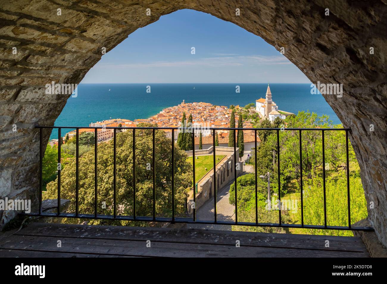 Chiesa Parrocchiale di San Giorgio vista dalle mura della città di Pirano. Pirano, Istria, Slovenia. Foto Stock