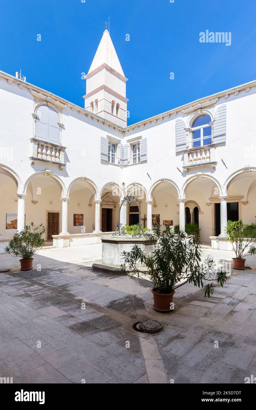 Il chiostro della chiesa di San Francesco nel centro storico di Pirano. Piran, Slovenia. Foto Stock