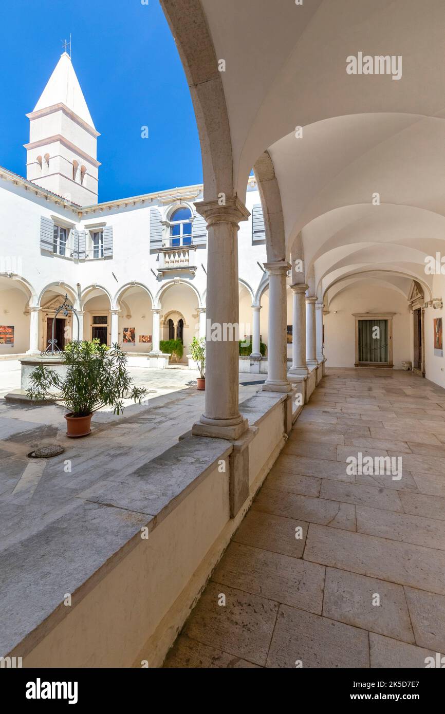 Il chiostro della chiesa di San Francesco nel centro storico di Pirano. Piran, Slovenia. Foto Stock