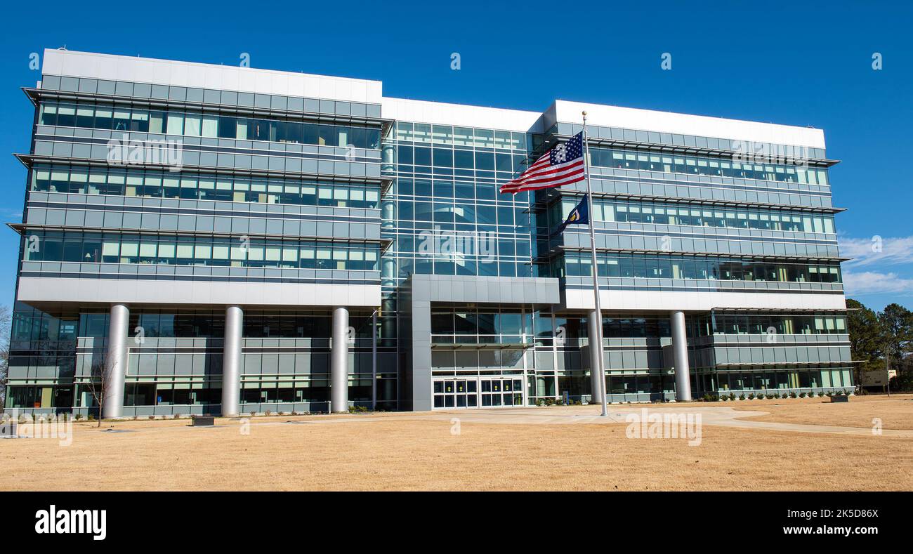 Le bandiere furono issate all'edificio 4221 del Marshall Space Flight Center il 26 gennaio 2022 per segnare il trasferimento del quartier generale dall'edificio 4200. Foto Stock