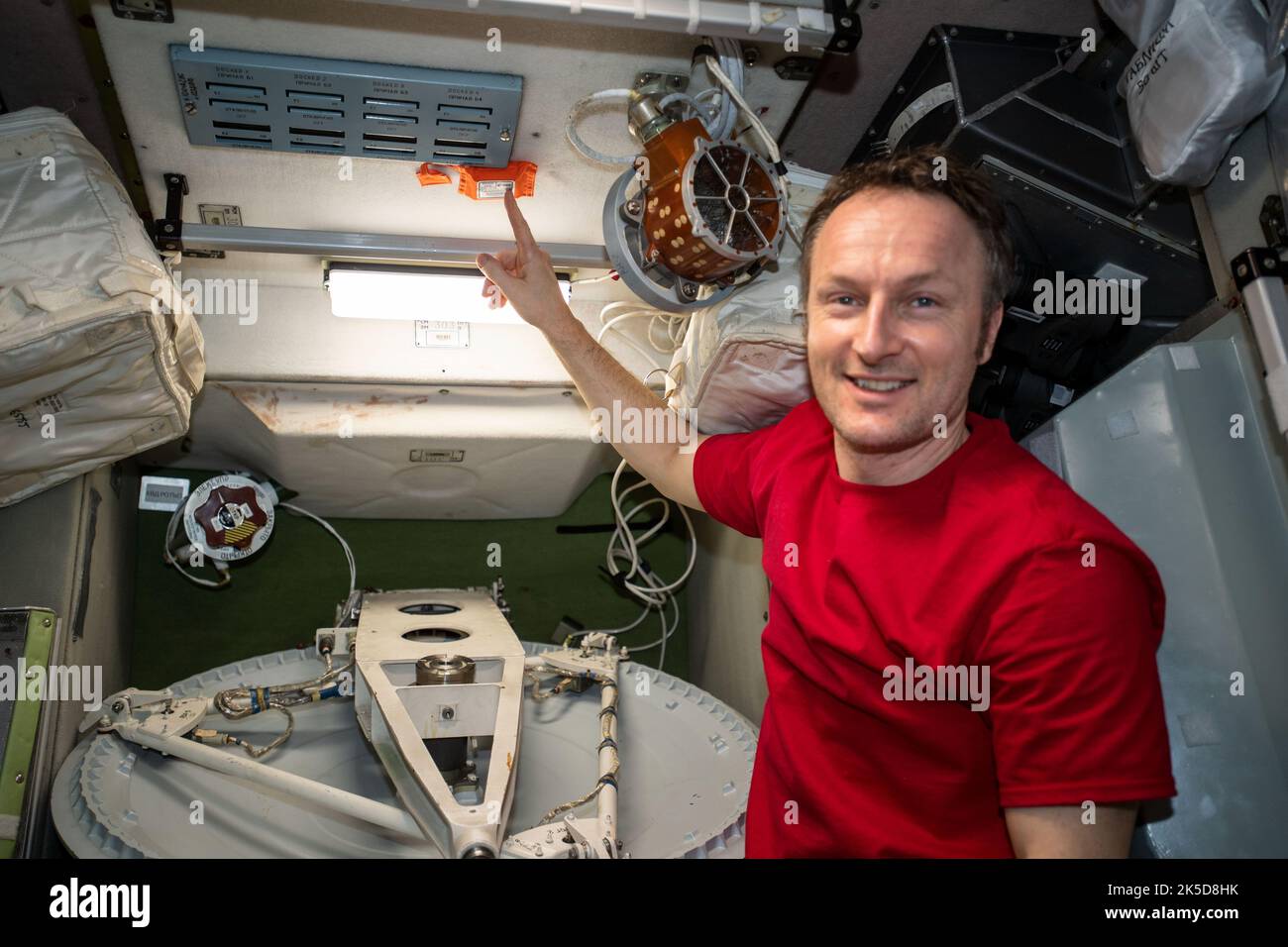 L'astronauta dell'ESA Matthias Maurer, parte della Expedition 67, sposta un monitor di radiazione passiva all'interno del modulo di servizio Zvezda sulla stazione spaziale Internazionale. Foto Stock
